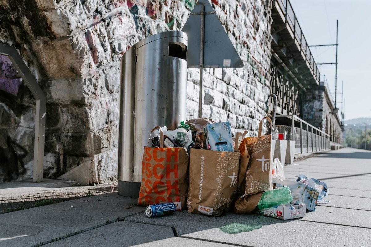 Kartons und Material zur fachgerechten Entsorgung